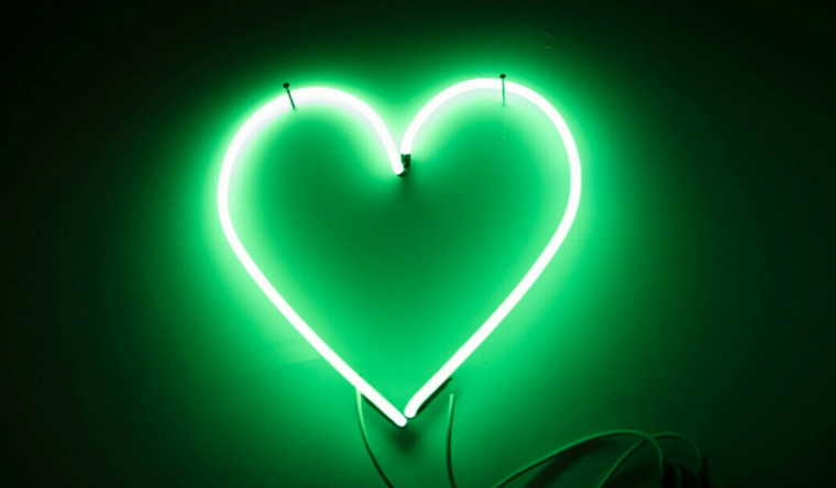 Зеленое сердце на черном фоне
