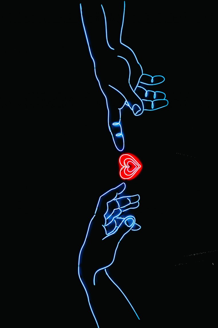 Неоновое сердце человека