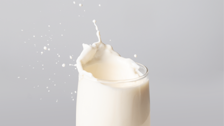 Молоко на сером фоне