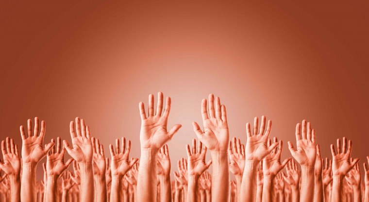 Много рук тянутся