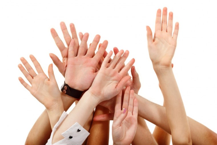 Много рук тянутся вверх