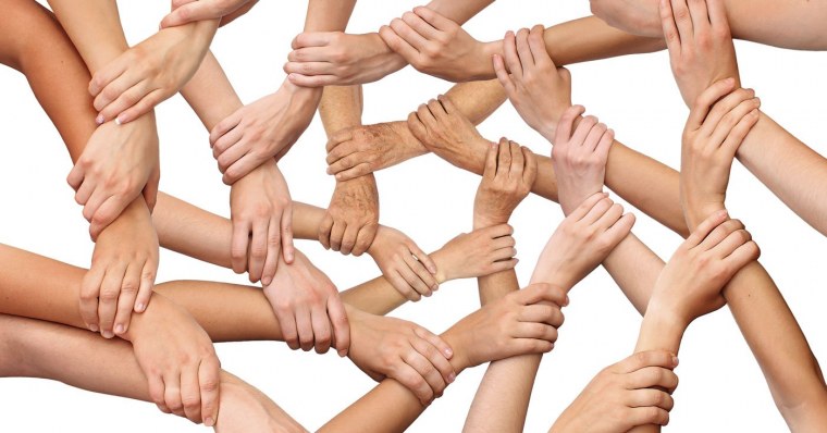 Женщина и много мужских рук