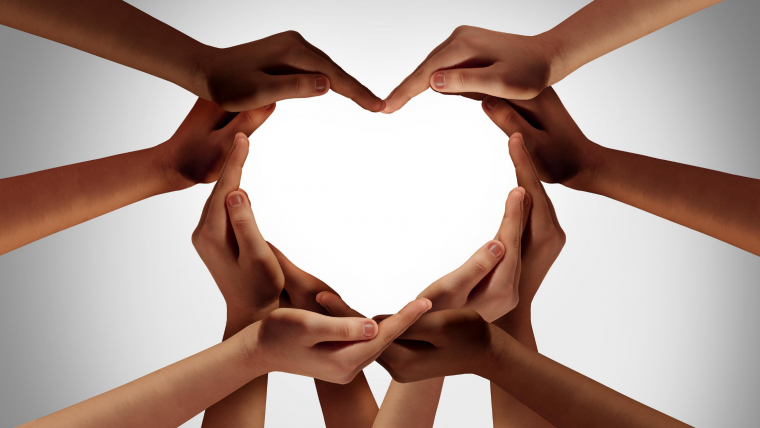 Группа людей показывают руками сердце