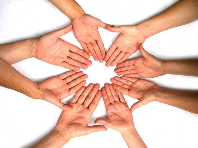 Круг из рук людей