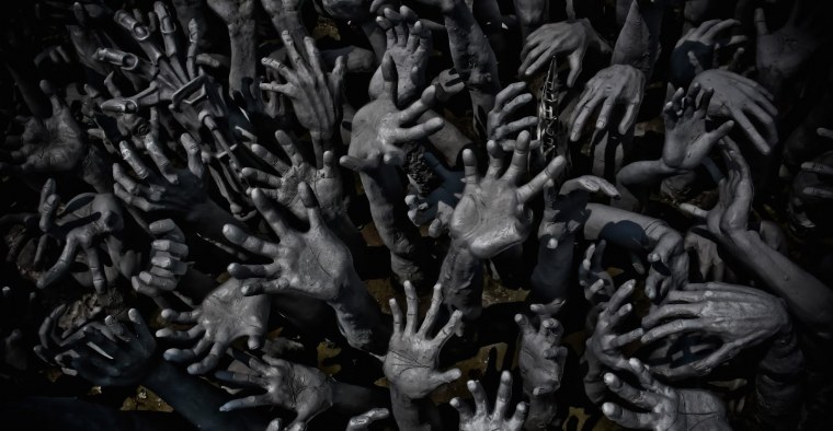 Много рук тянутся