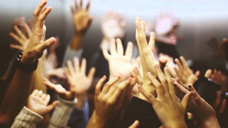 Много рук тянутся вверх