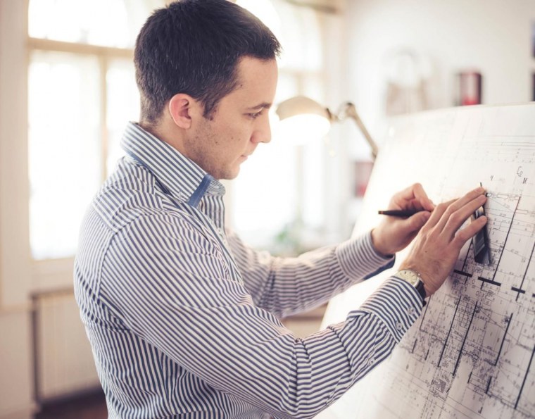 Архитектор чертит