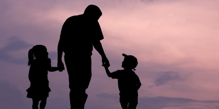 Отец и двое детей