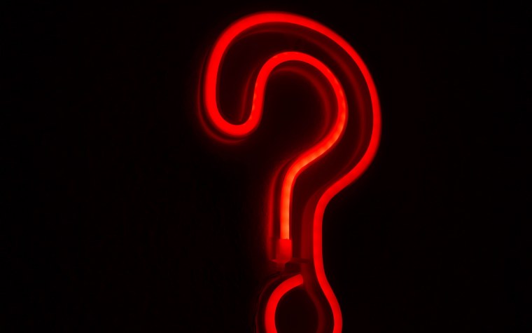 Знак вопроса на черном фоне