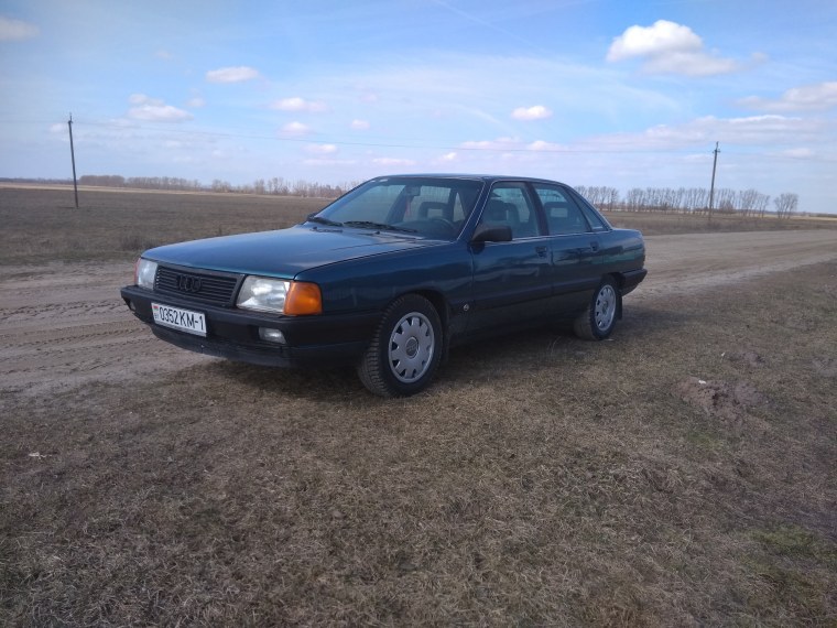 Audi 100 синяя