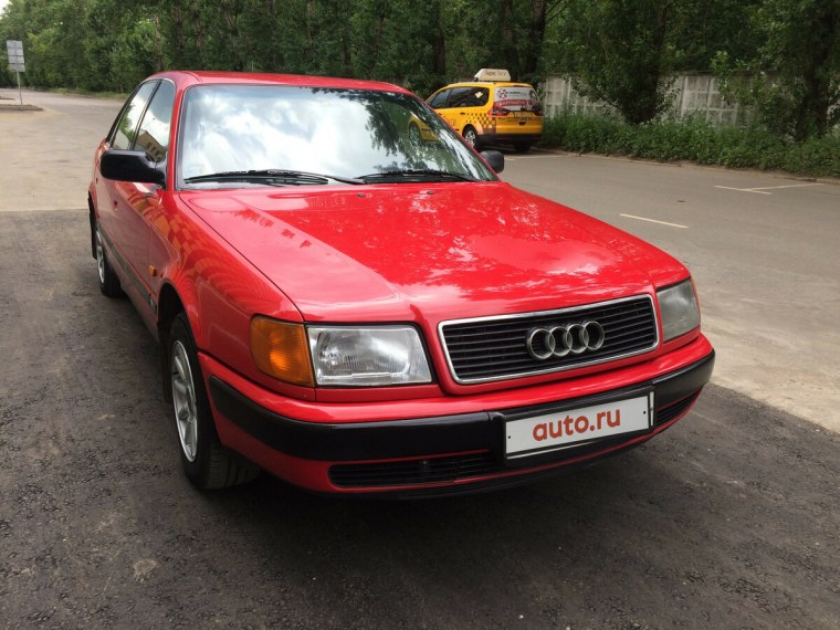Ауди 100 красная