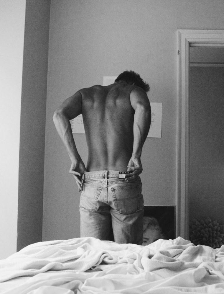 Красивый мужчина сзади