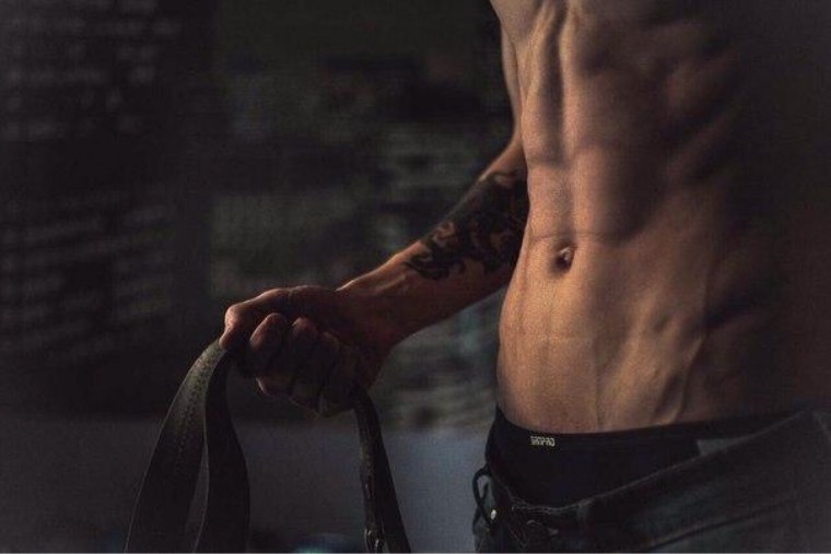 Красивый мужской торс без головы