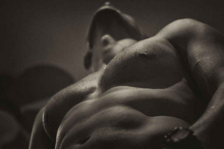 Мужчина с голым торсом