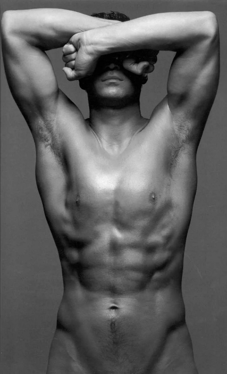 Мужской торс черно белый