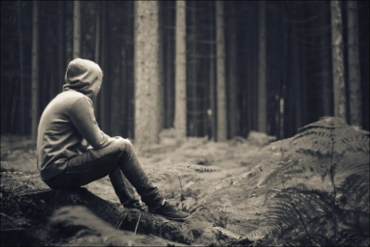 Одинокий человек в лесу