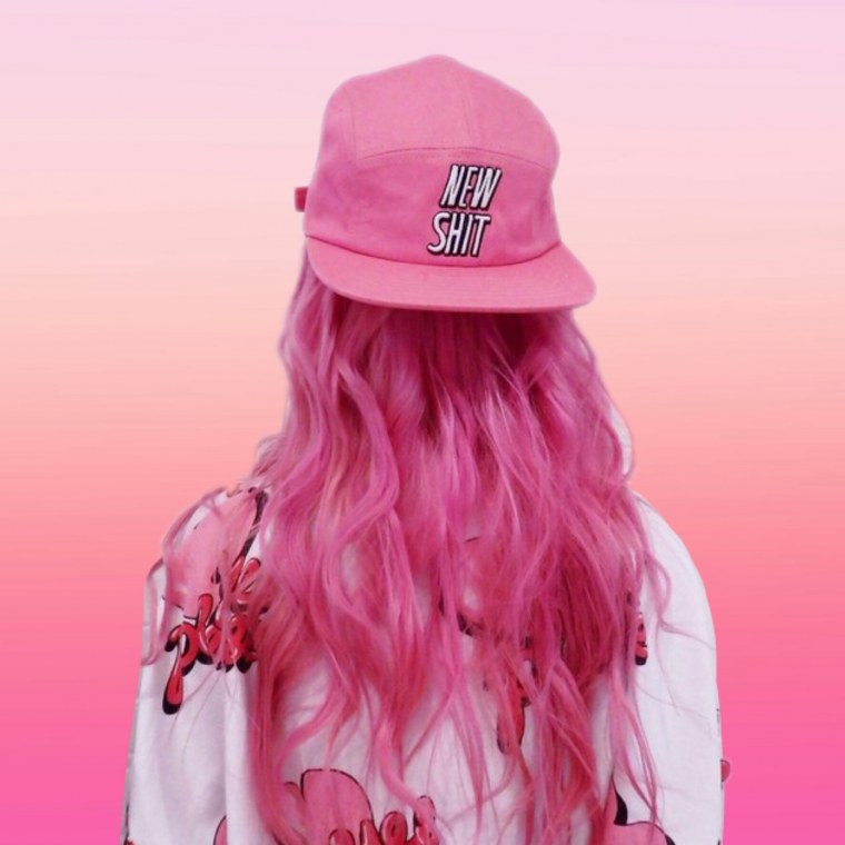 Одежда к розовым волосам