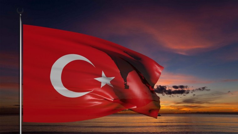 Турецкий флаг на фоне моря