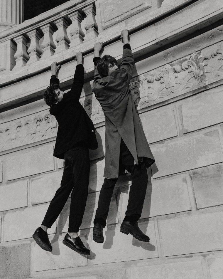 БТС Тэхен с фотоаппаратом