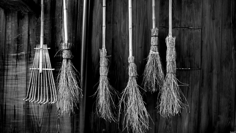 Красивая ведьма на метле