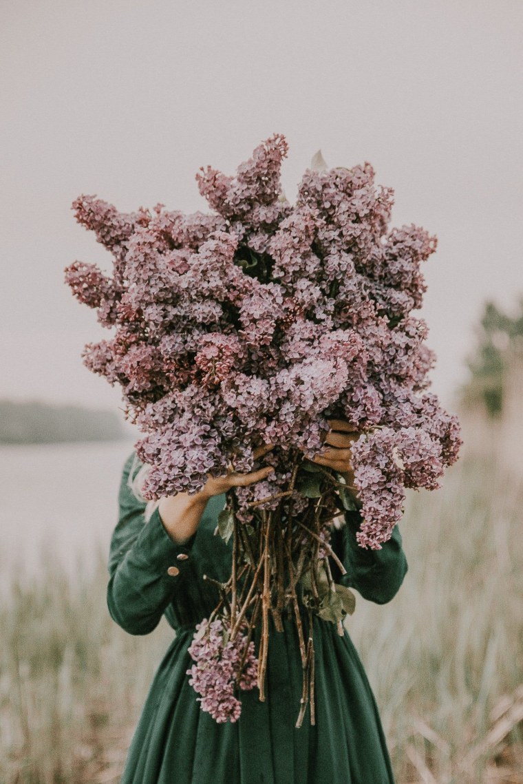 Девушка с букетом сирени