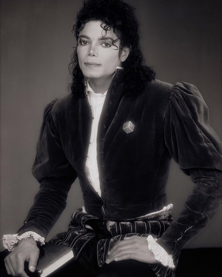 Майкл Джексон в белой шляпе