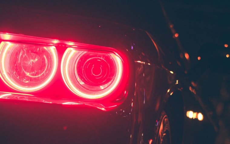 Фары машины в темноте