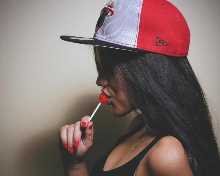 Девушка с Чупа чупсом