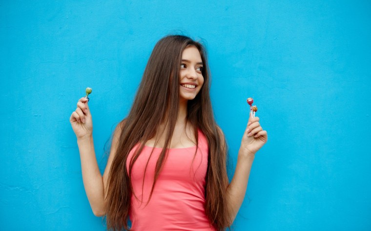 Девушка держитмв руках