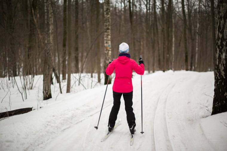 Лыжная прогулка в лесу