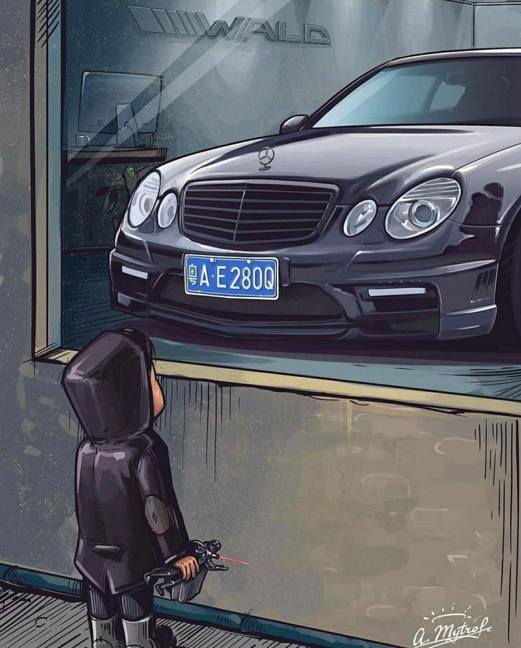 Мальчик у витрины с машиной