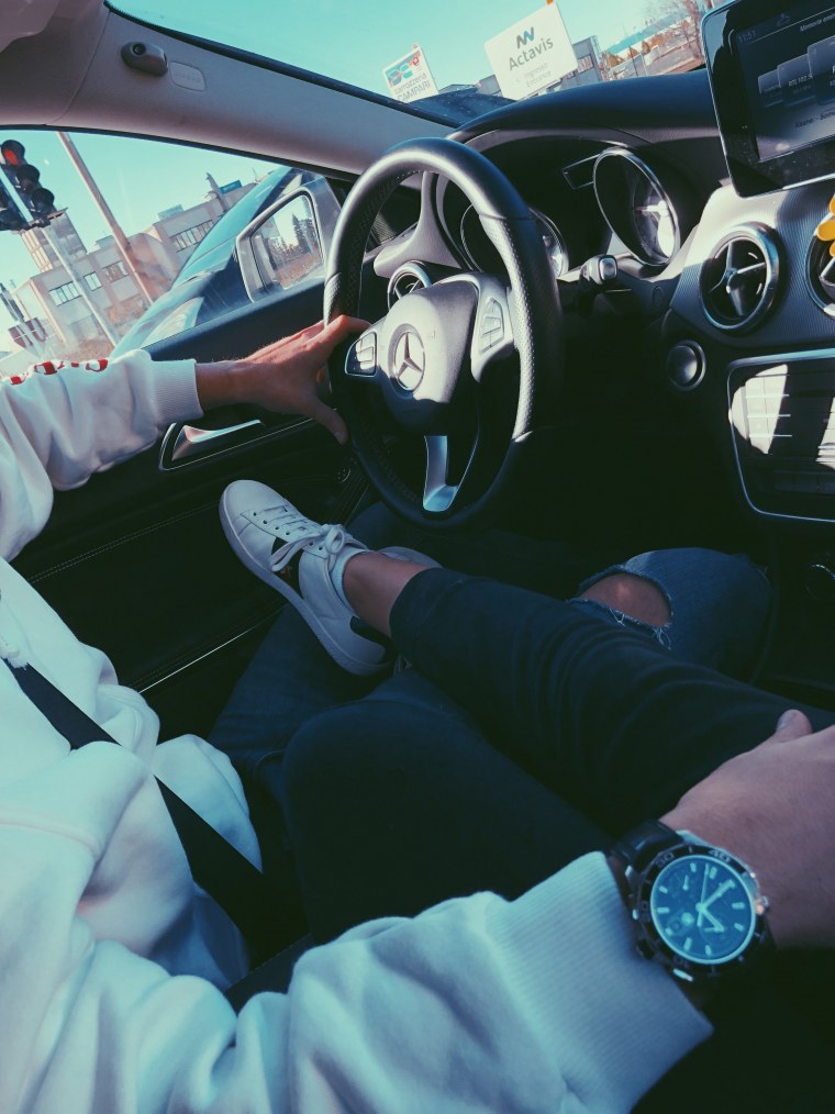 Парень с девушкой в мерседесе