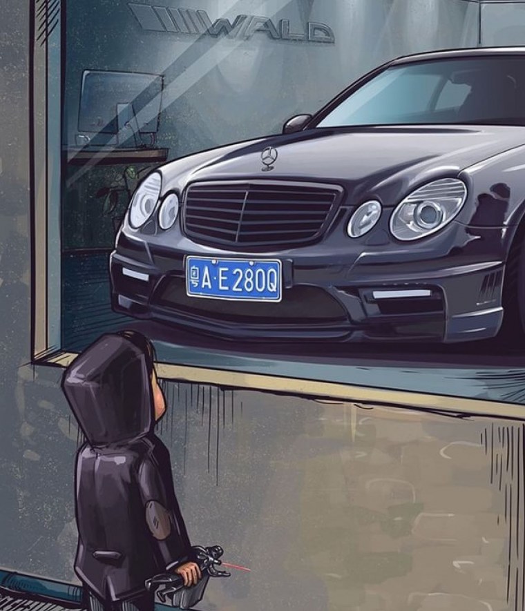 Мальчик смотрит на витрину с авто