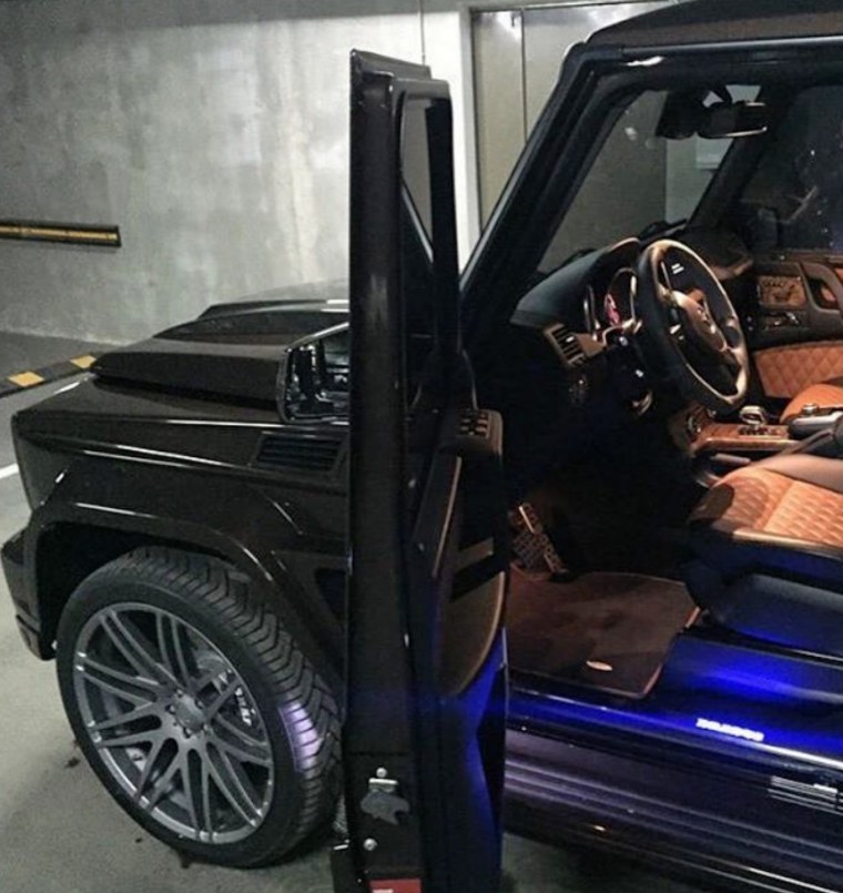 Мужчина за рулем Гелика