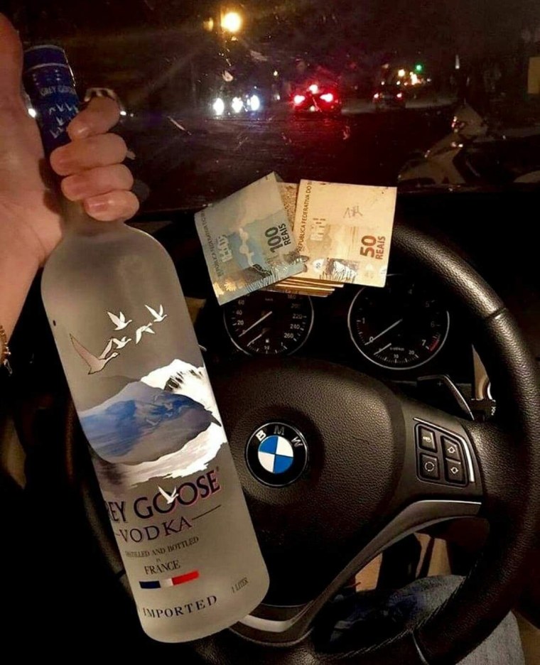 Бухло в салоне машины