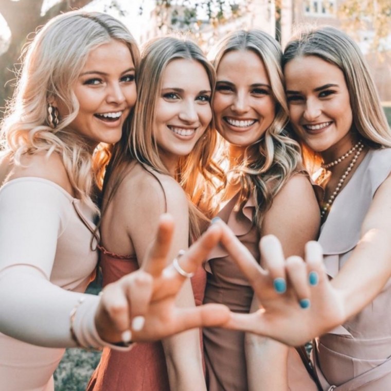 Несколько девушек