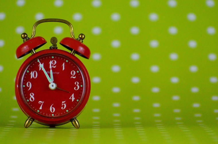 Будильник звенит