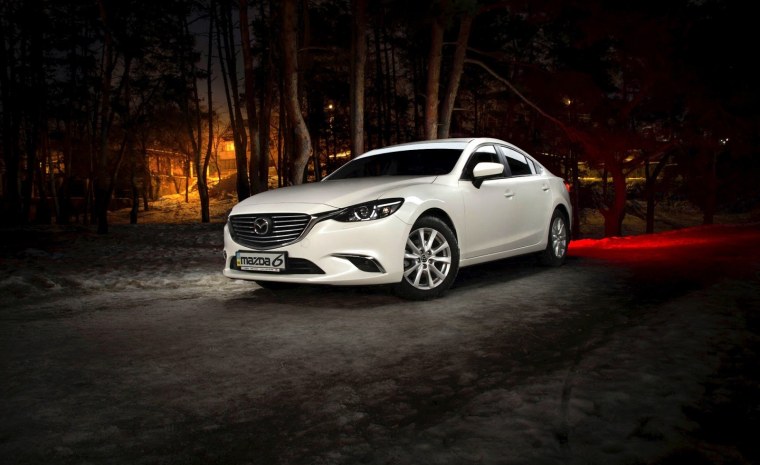 Белая Мазда 6 ночью