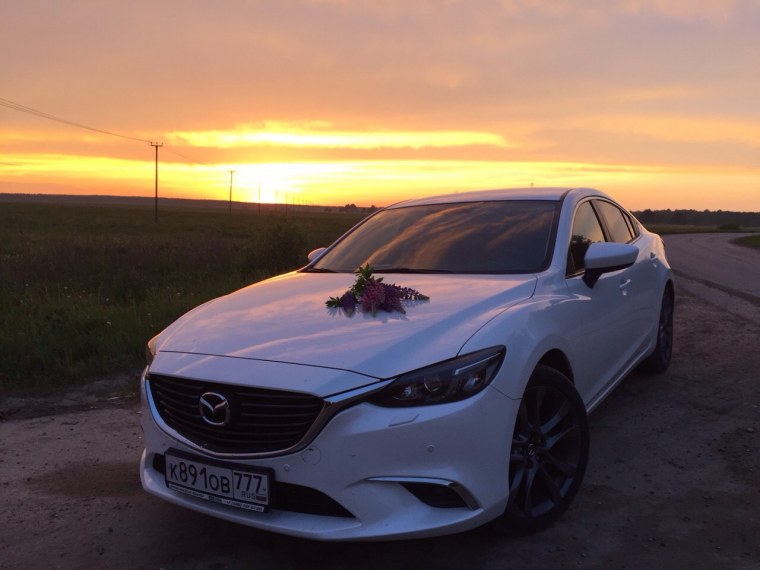 Белая Мазда 6 ночью