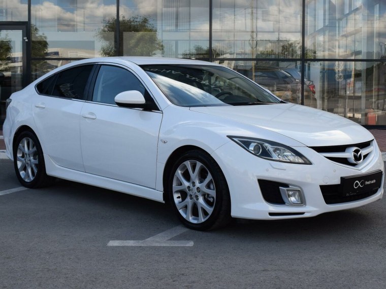 Белая Мазда 2008