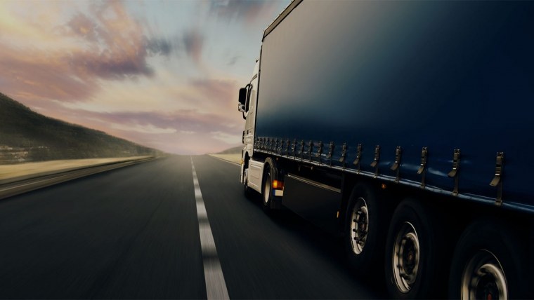 Грузовик едет по дороге