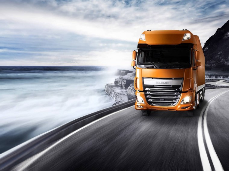 Грузовик на дороге