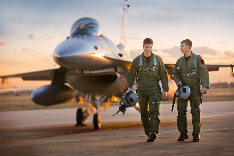 Военный летчик в самолете