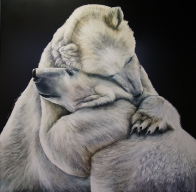 Мишка обнимает