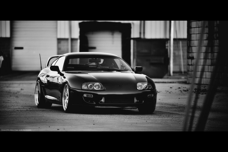 Toyota Supra на черном фоне