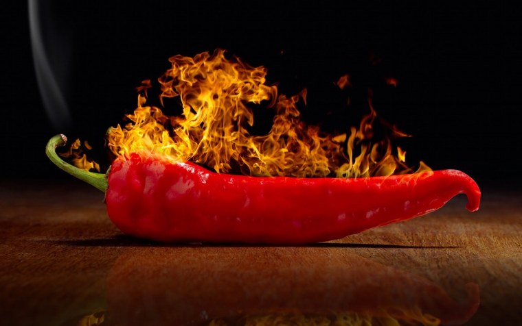 Перец Чили на черном фоне
