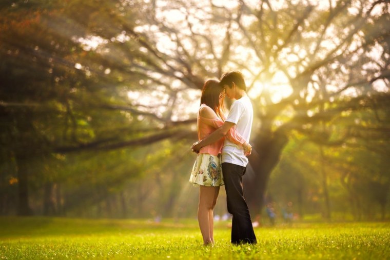 Влюбленная пара на природе