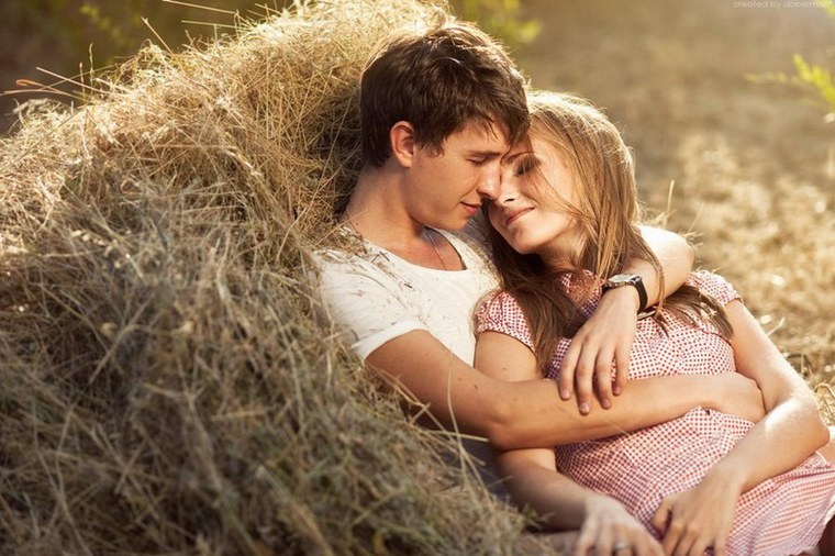 Парень и девушка в деревне