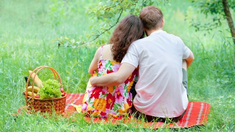 Парень с девушкой на пикнике