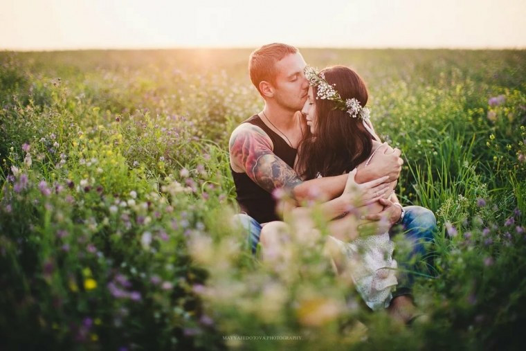 Летняя фотосессия на природе пара